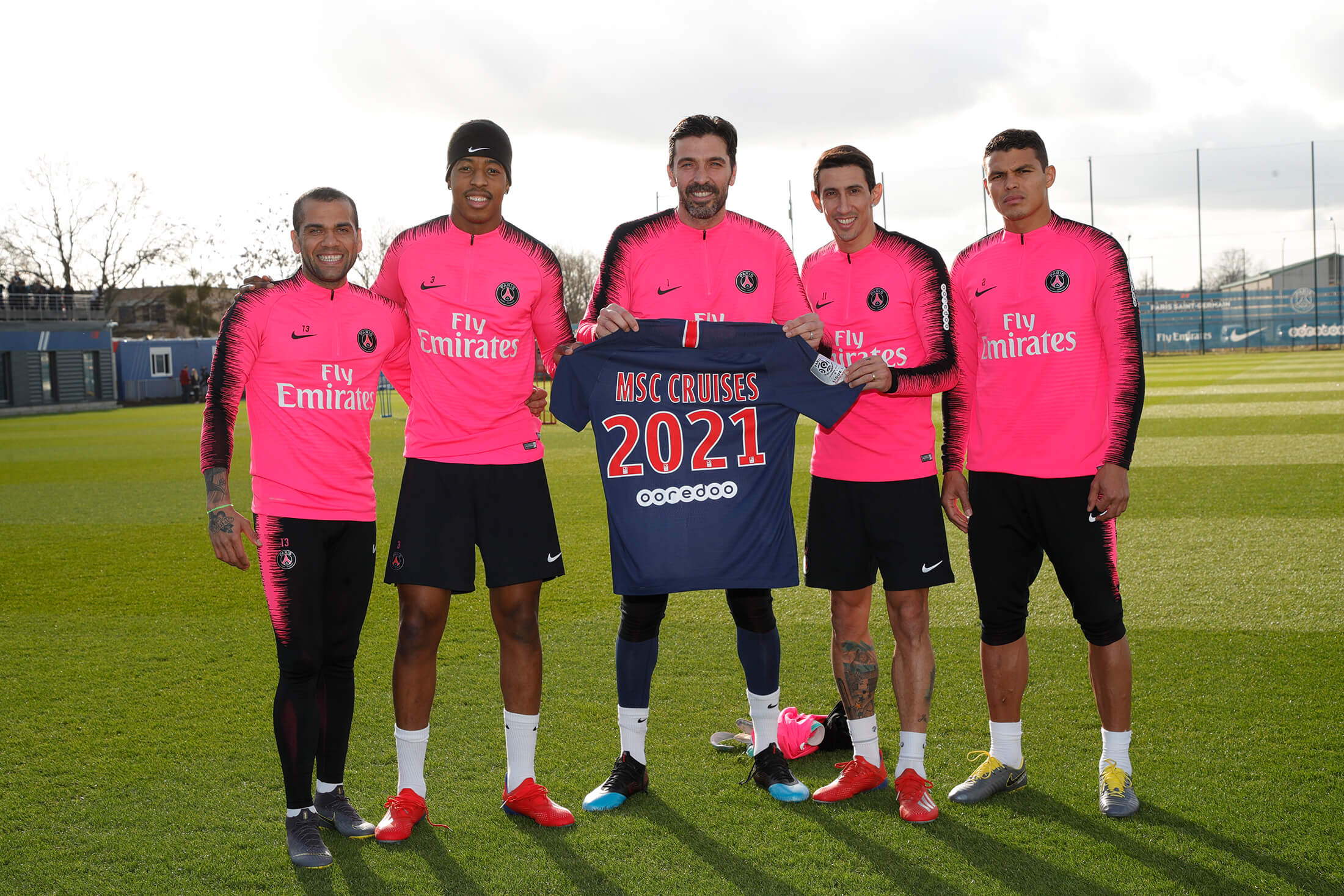 图二:巴黎圣日耳曼足球俱乐部球员代表(左起: Dani Alves、Presnel Kimpembe、Gianluigi Buffon 、Angel Di Maria和Thiago Silva)