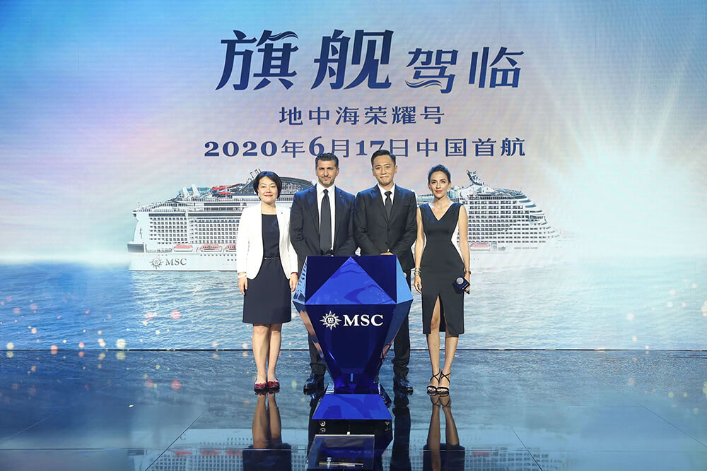 图二:地中海荣耀号启动仪式<br/>(左起依次为:MSC地中海邮轮中国区总裁黄瑞玲女士、全球销售副总裁Achille Staiano先生、品牌代言家族刘烨先生与安娜女士)