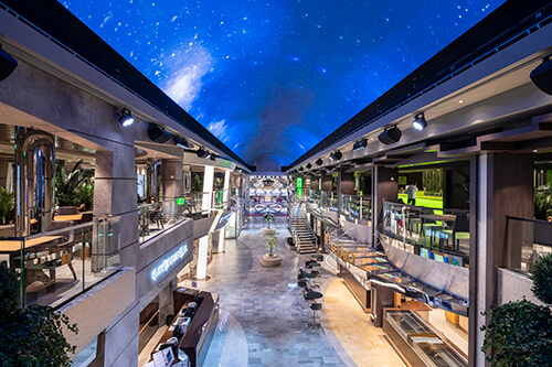 图四：被誉为“海上香榭丽舍大道”的荣耀大道由长达80米的LED天幕覆盖