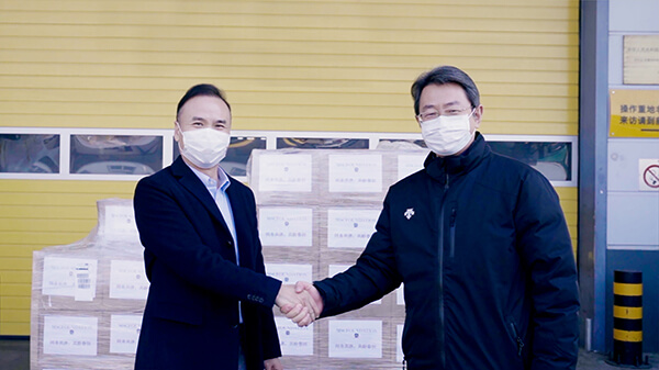 图三:首批欧标医用口罩由地中海航运集团中国区政府事务副总裁雍虎先生交接给国家交通运输部国际合作司领导