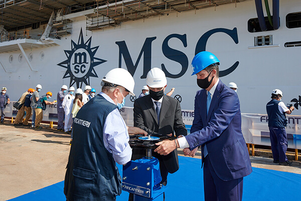 图1：在今天的MSC地中海海际线号浮水出坞仪式上，MSC地中海邮轮和芬坎蒂尼造船厂的代表共同打开阀门
